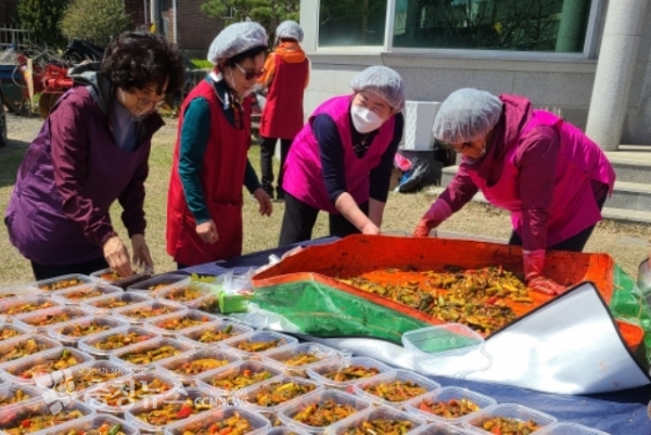 고향주부모임 충남세종도지회 회원들이 어려운 이웃들에게 전달할 인생반찬 만들기 봉사활동을 펼치고 있다.