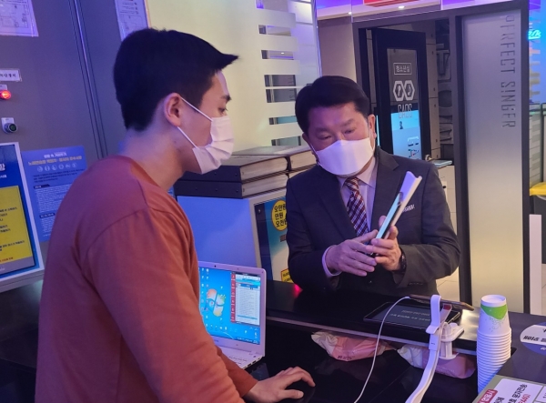 2단계 격상 적용 첫날인 8일, 관내 노래연습장 중심으로 방역수칙 준수여부 등 야간 점검을 실시하는 중구청 공무원