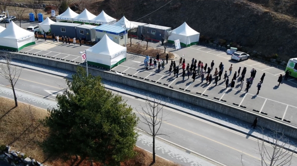 이순신종합운동장 선별진료소에서 무료검사를 받고 있는 모습