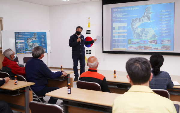 지난 10일 어촌뉴딜300사업 현장인 만대항을 찾아 사업 진행 상황을 점검하고 있는 가세로 태안군수 모습.