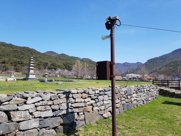 문화재 방재시설 설치 현장 사진(성주사지), 지능형방재시스템(IP카메라,경광등,스피커 탑재)