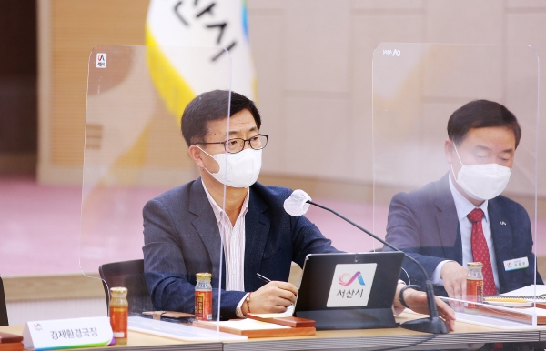 12일 시청 대회의실에서 한준섭 서산시 부시장이 확대간부회의를 주재하는 장면