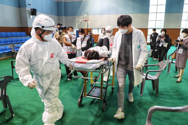 지난 2일 당진 코로나19 예방접종센터인 송악문화스포츠센터 실내체육관에서 접종 예행연습이 진행