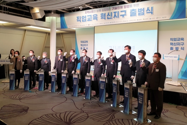 12일 오후 밀레니엄 힐튼 서울에서 개최된 ‘직업교육 혁신지구 출범식’에서 이종기 천안시 복지문화국장(맨 오른쪽 두 번째)이 교육부 차관 등 참석자들과 파이팅을 외치고 기념촬영을 하고 있다.