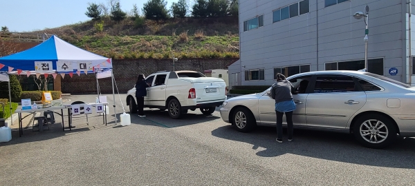 교육 참여자가 드라이브 스루 방식으로 재료를 배부받고 있다