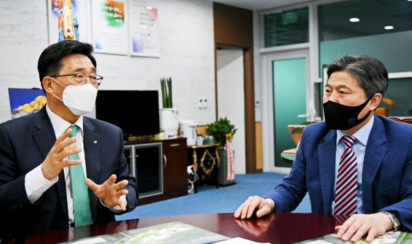 간담회 현장 사진   * aT 김춘진 사장(좌측), 한국식품산업클러스터진흥원 김영재 이사장(우측)