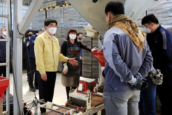 맹정호 서산시장이 14일 운산농협 벼 육묘장을 방문해 농가주와 소통하고 볍씨 파종을 돕는 장면