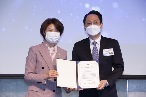 한정애 환경부 장관(왼쪽)과 방경만 KT&G 부사장(오른쪽)이 14일 서울 중구 더플라자호텔에서 열린 ‘한국형 무공해차 전환 100(K-EV100)’ 제2차 선언식에서 기념촬영을 하고 있다.