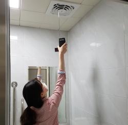 대전특수교육원 화장실 불법 카메라 설치 여부 점검 모습.