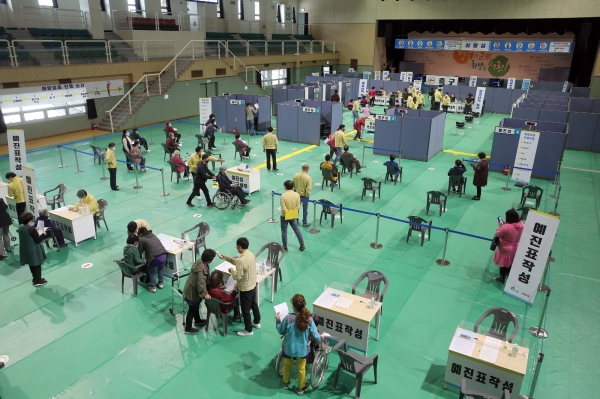 75세 이상 코로나19 백신 접종 현장 모습