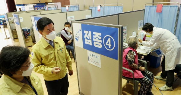 대전 동구 코로나19 예방접종센터 개소 (접종현장을 찾은 황인호 구청장)