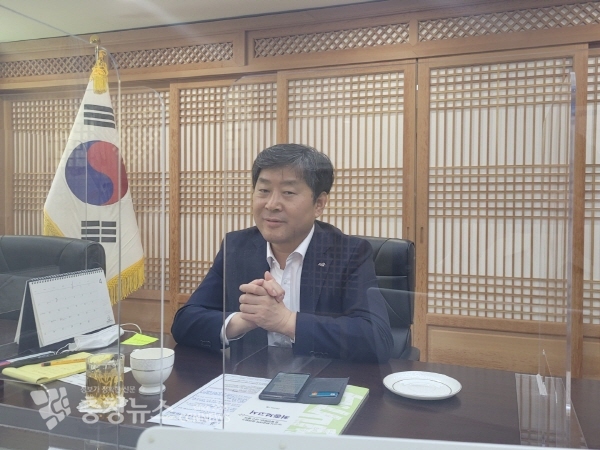 황명선 논산시장이 15일 시장실에서 최고위 출마 배경을 밝히고 있다. / 조홍기 기자