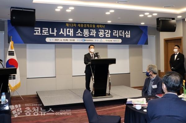 인사 하는 이두식 회장