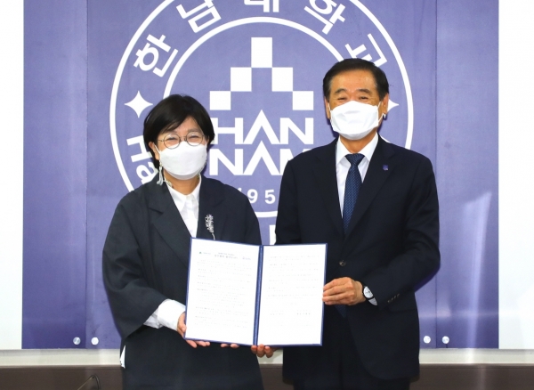 이유미 원장(왼쪽)과 한남대학교 이광섭 총장(오른쪽)이 16일 오후 한남대학교 본관에서 산림생물 공동연구를 위한 업무협약을 체결한 뒤 기념촬영을 하고 있다.