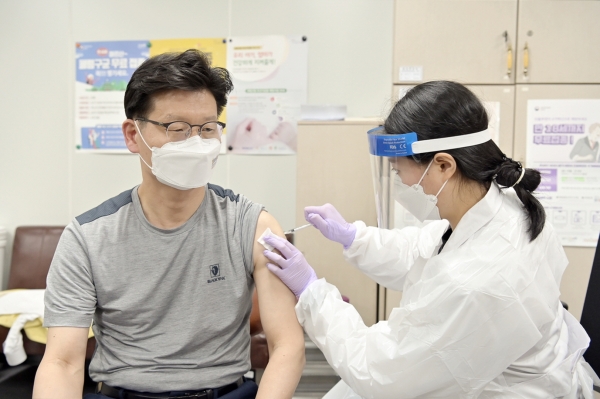 김정섭 공주시장 백신 예방접종 모습