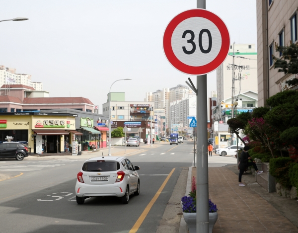 중앙로 교통안전표지판 모습.