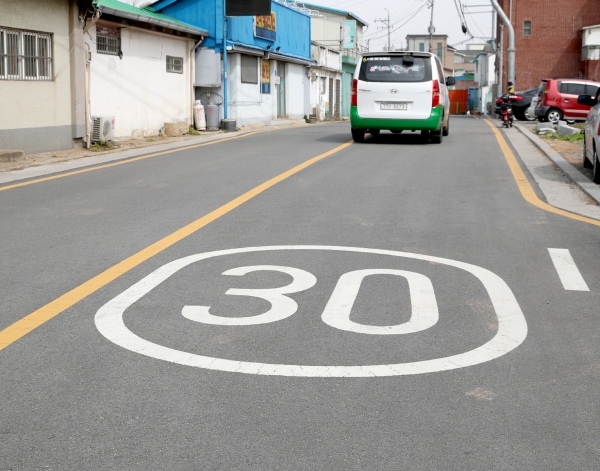 경이정 인근 도로 속도제한 노면표시 모습