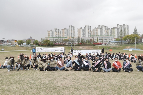지난 17일 청소년 교통안전 봉사단을 모집해 청소년 100여명과 안전보안관, 동남경찰서, 천안교육지원청, 한국교통안전공단이 함께 교통안전 캠페인을 진행했다.