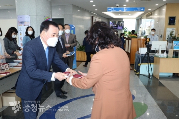 김지철 충남교육감이 제41회 장애인의 날을 맞아 19일 출근하는 직원들에게 장애인식개선 교육 자료를 나누어 주고 있다.