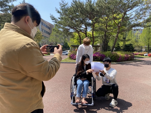 19일 오전 목원대 문화콘텐츠대학 광장에서 사회복지학과 학생들이 장애체험 영상을 촬영하고 있다.