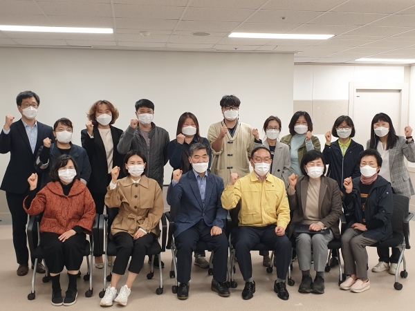 당진시에너지센터 시민참여단 위촉식 사진 (아랫줄 좌측 세 번째 이인수 당진시에너지센터장, 아랫줄 우측 세 번째 한광현 기후에너지과장)