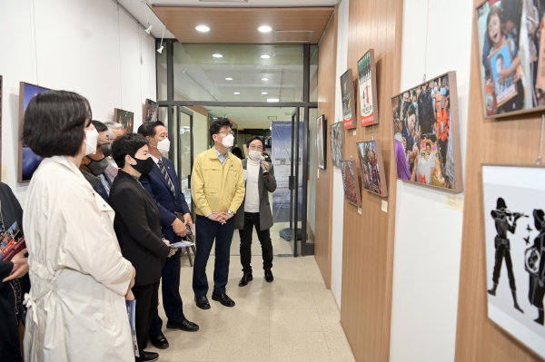 미얀마 민주회복을 위한 순회 사진전 개최 모습