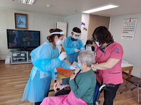 요양 시설 어르신 백신접종 모습