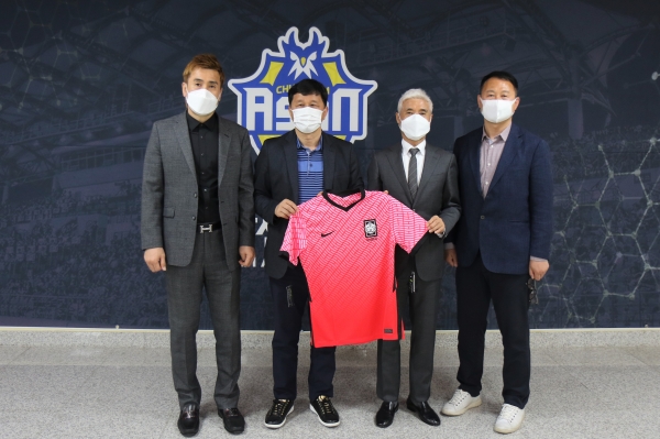 대한축구협회와 ‘구단 발전과 미래’를 위한 간담회 진행/ 왼쪽부터 대한축구협회 김병지 부회장, 충남아산FC 이운종 대표이사, 대한축구협회 박경훈 전무이사, 충남아산FC 함윤수 사무국장