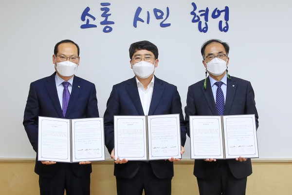 20일 시장실에서 열린 서산사랑, 아이사랑 캠페인 업무협약 장면