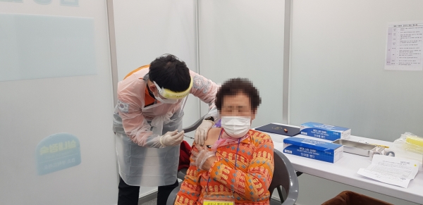 백신 접종 장면