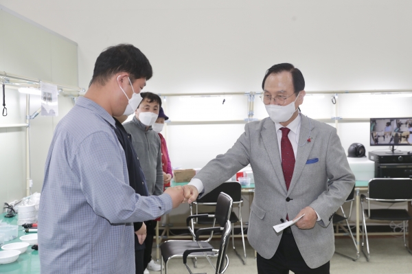 박상돈 천안시장이 지난 20일 장애인의 날을 맞아 백석동 소재 장애인직업재활시설 ‘사회적협동조합 가온누리 보호작업장’을 방문