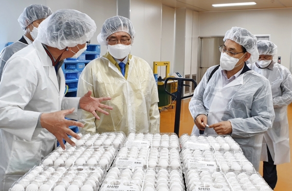 계란 선별‧포장 업체 방문 사진   * aT 김춘진 사장(좌측 세번째)