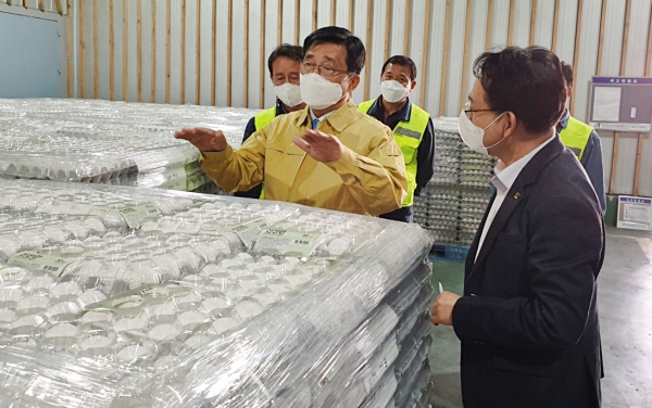 aT 이천비축기지 점검 현장 사진   * aT 김춘진 사장(좌측 두번째)