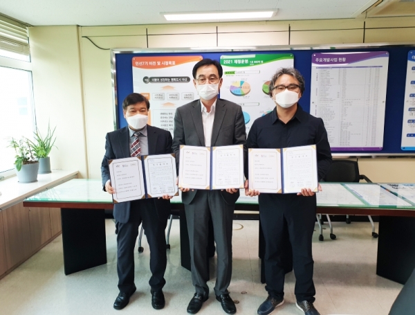 아산시-한국가스안전공사-온양온천시장 가스시설 개선 MOU / (왼쪽부터) 이연재 이사, 오채환 국장, 오은호 회장이 협약 체결하고 기념사진