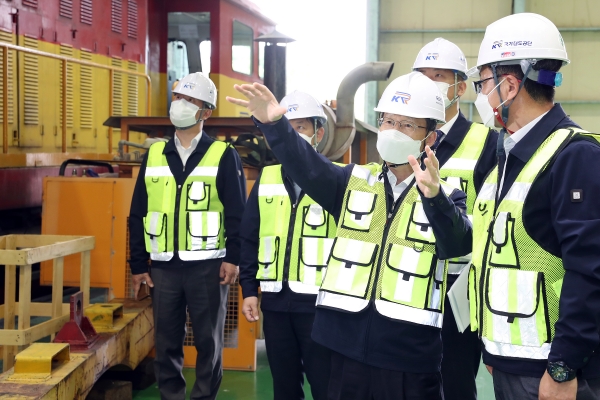 국가철도공단 시설장비사무소(충북 청주시 흥덕구 오송읍)에서 현장 소통경영을 시행한 김한영 이사장(오른쪽 앞줄 2번째)