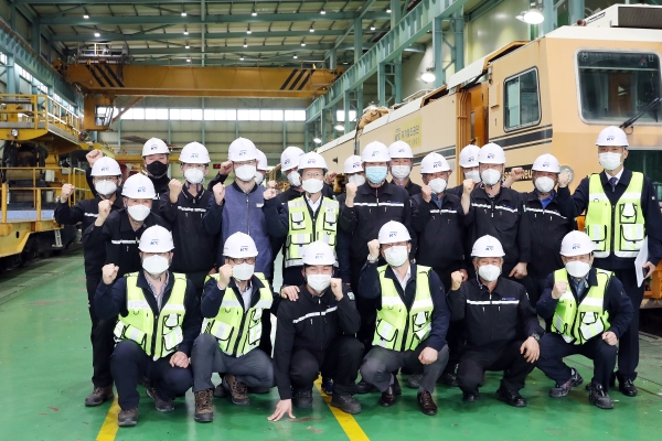 국가철도공단 시설장비사무소(충북 청주시 흥덕구 오송읍)에서 현장 소통경영을 시행한 김한영 이사장(둘째줄 왼쪽 4번째)