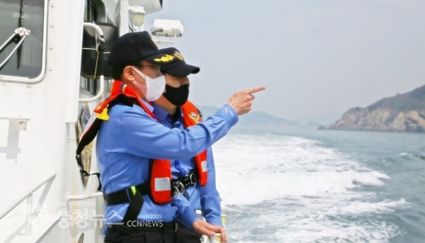 연안해상 치안순시에 나선 성창현 서장이 주변 치안요소를 가리키고 있다. / 출처=태안해양경찰서