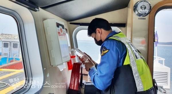 태안해경이 연안구조정에 비치된 초기 진화용 투척 소화기를 점검하고 있다. / 출처=태안해양경찰서