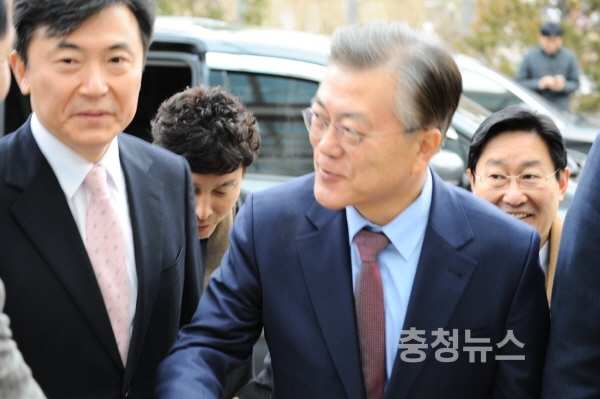 문재인 상임고문을 영접하는 이현주 대전시정무부시장