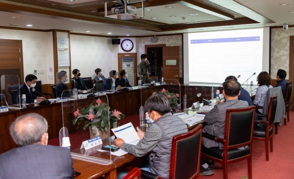 지난 23일 군청 대회의실에서 우산․칠갑호 산림공원화를 위한 연구용역 최종보고회 개최 모습