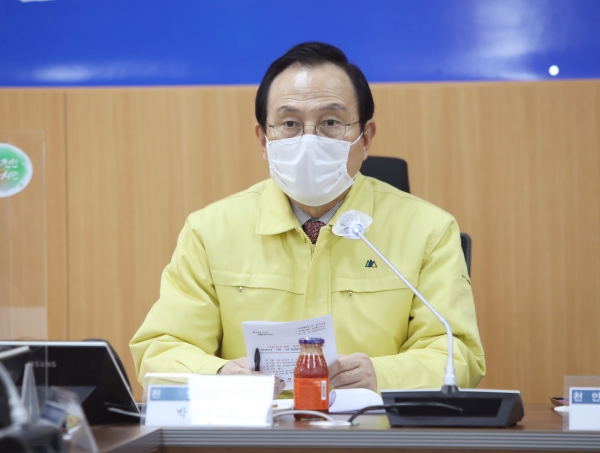 박상돈 천안시장이 지난 23일 오전 시청 재난안전상황실에서 코로나19 대응 상황회의를 주재하고 있다.