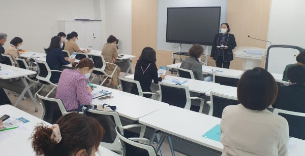 김민순 세종시 민원과장이 노인맞춤돌봄 생활관리사 등 참석자들에게 생활민원서비스 홍보하고 있다.