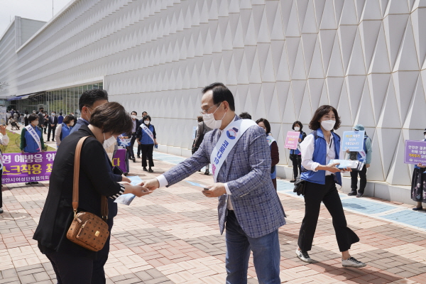 천안시여성단체협의회와 박상돈 천안시장이 봄철 결혼시즌을 맞이해 지난  24일 결혼식장 이용자를 대상으로 사회적 거리두기 캠페인을 진행하고 있다.