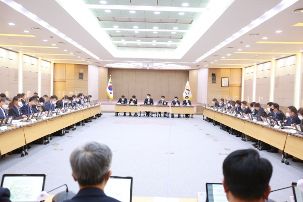 26일 시청 대회의실에서 열린 확대간부회의 장면