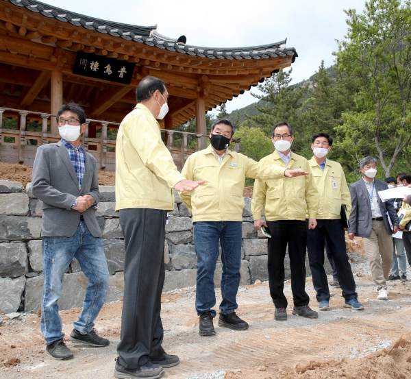 샘골도시공원 조성사업 현장을 찾은 가세로 태안군수