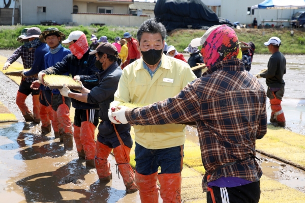 지난 25일 태안읍 삭선리 공동못자리 설치 현장을 찾은 가세로 태안군수