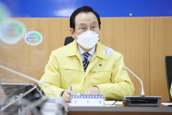 제4차 코로나19 퇴치를 위한 천안시 민·관합동위원회 회의가 지난 26일 시청 재난안전상황실에서 진행되고 있다.