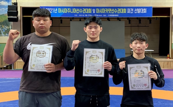 백석대학교 레슬링팀 대회 수상자들이 국가대표선발 후 기념촬영을 하고있다.(왼쪽부터 2학년 이정호, 3학년 양성철, 2학년 이효빈)학생