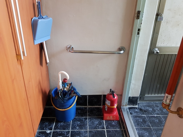 ‘어르신 GREEN 주거튼튼 행복플러스’사업 추진/ 안전손잡이 설치 모습