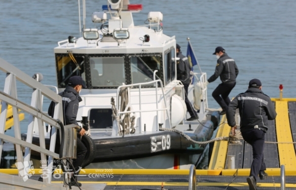 태안해경 파출소 근무자들이 연안구조정 실기동 훈련에 나서고 있다. /출처=태안해양경찰서